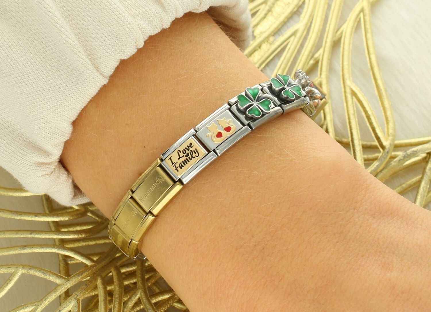 Zawieszka Nomination Composable Gold I Love Family 030166 69 – 18K złoto, symbol miłości do rodziny.jpg